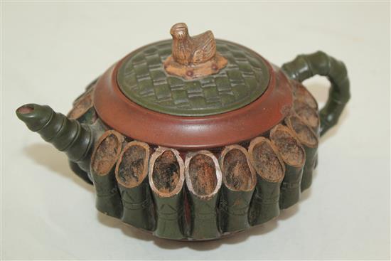 A Chinese Yixing pottery teapot and cover, 16.5cm